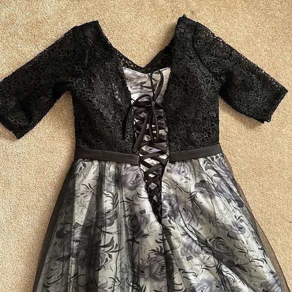 Beautiful Formal Dress - Picture 9 of 10